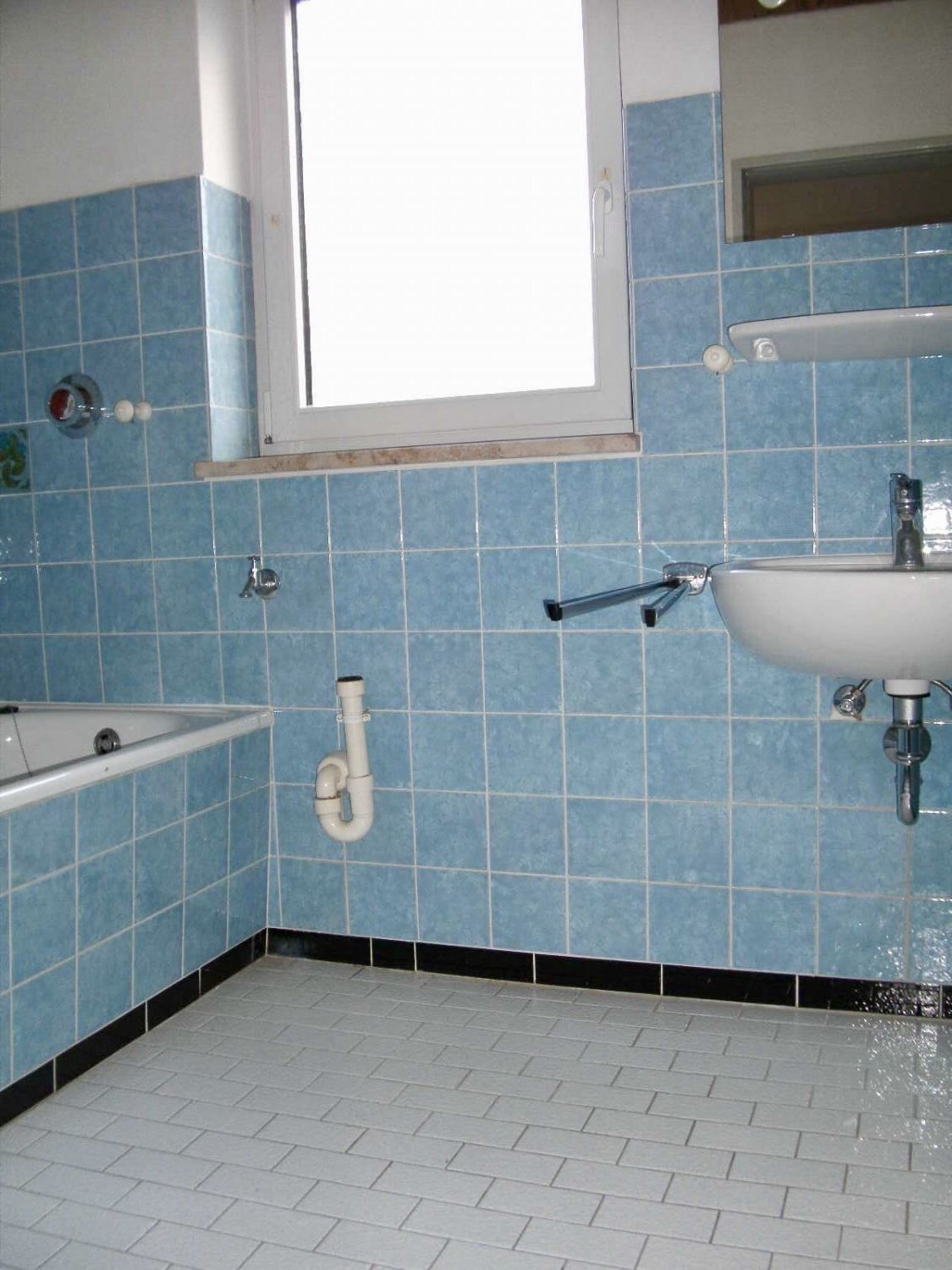 Badezimmer mit Fenster und Anschluss für Waschmaschine