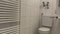 Badezimmer mit hellen Wand-Bodenfliesen