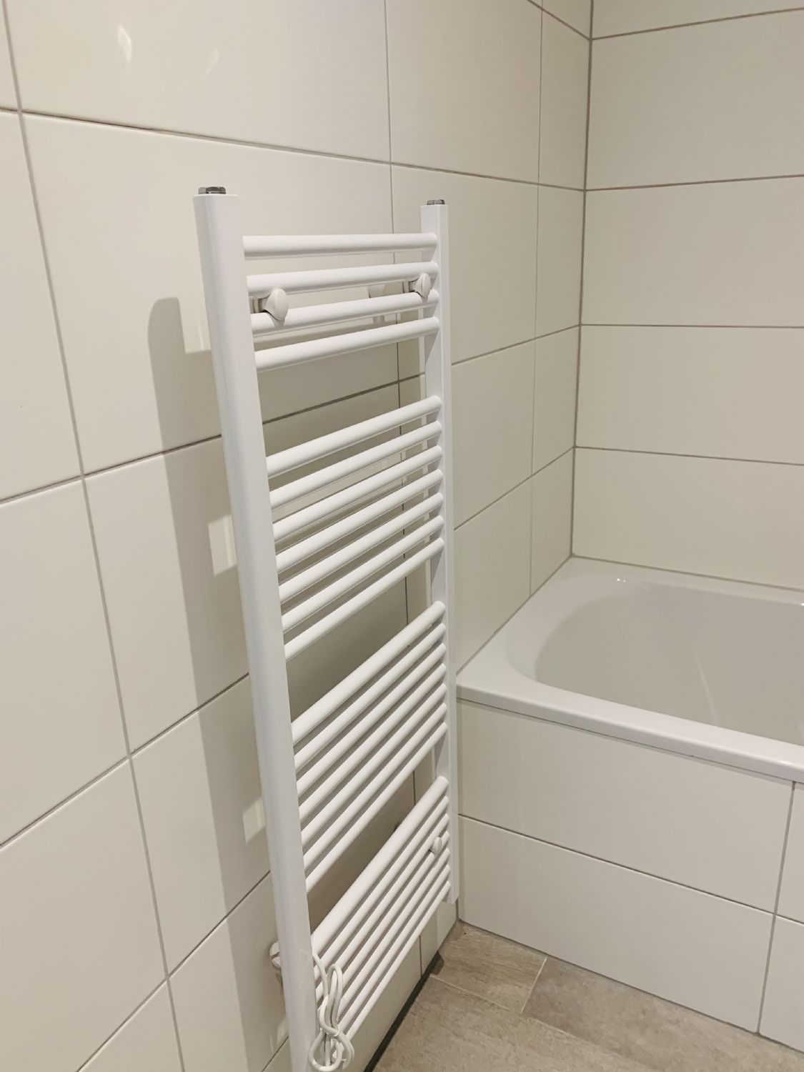 Modernes Badezimmer mit beheizbarem Handtuchhalter