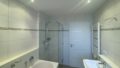 Exklusives, modernes Badezimmer - Badewanne mit separater bodenfreier Glasdusche