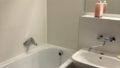 Frisch renoviertes Badezimmer, mit neuen Wandfliesen