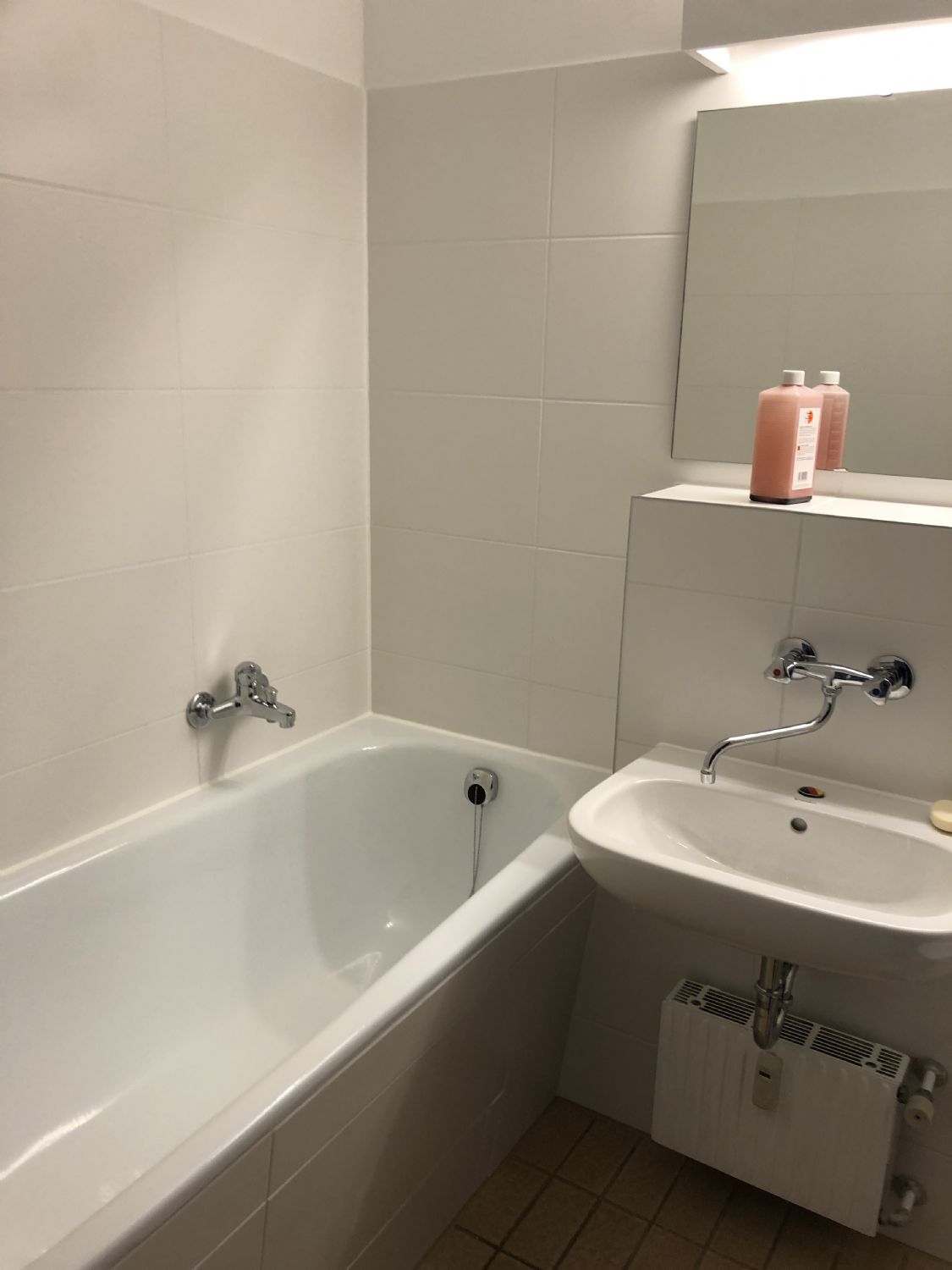 Frisch renoviertes Badezimmer, mit neuen Wandfliesen