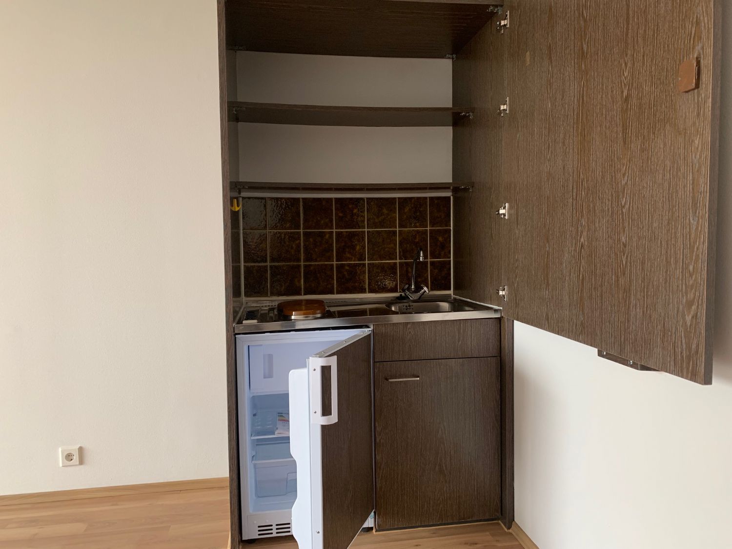 Single-Küchenzeile, mit Einbauherd und neuem Kühlschrank