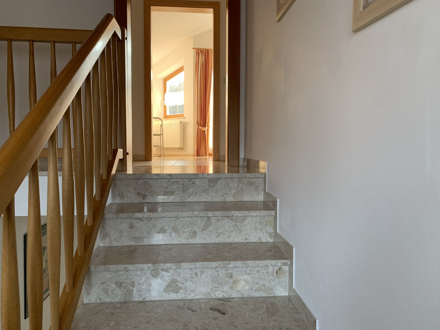 Treppenaufgang in die obere Wohnung im ersten Obergeschoss
