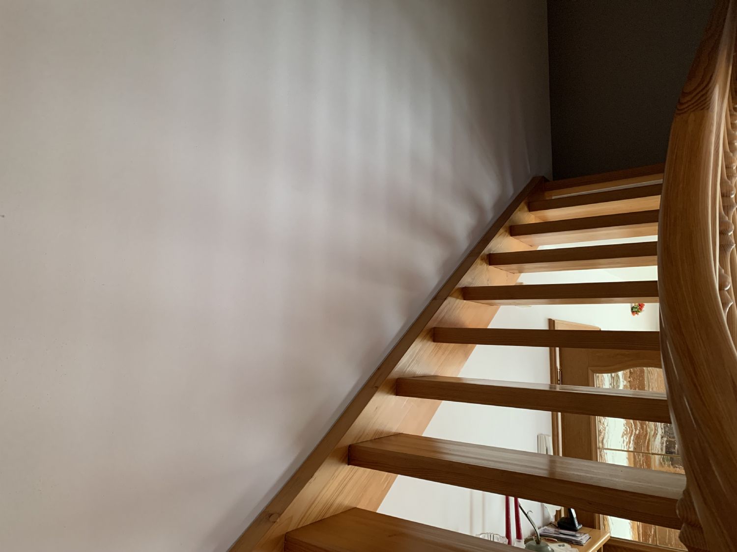 Holztreppe von der Erdgeschosswohnung, in den oberen Wohnbereich / Schlafzimmer