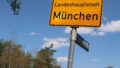 Ortsschild München mit Paosostraßenschild