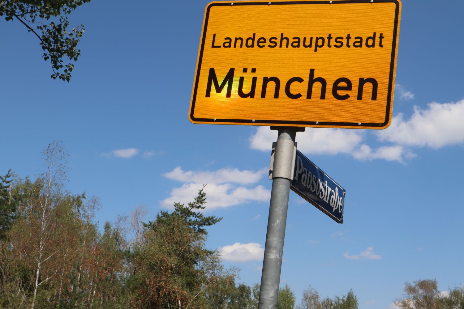Ortsschild München mit Paosostraßenschild