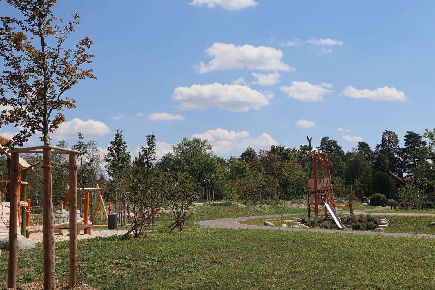Herrlich angelegter Park und Spielplatz für Ihre Kinder