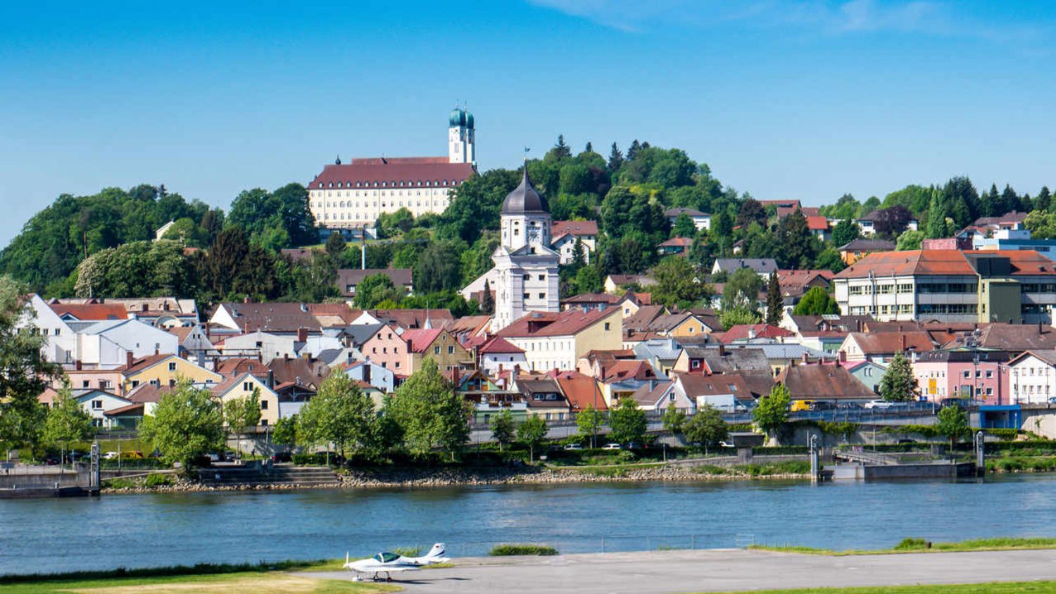 Blick auf die Donau und Stadt Vilshofen