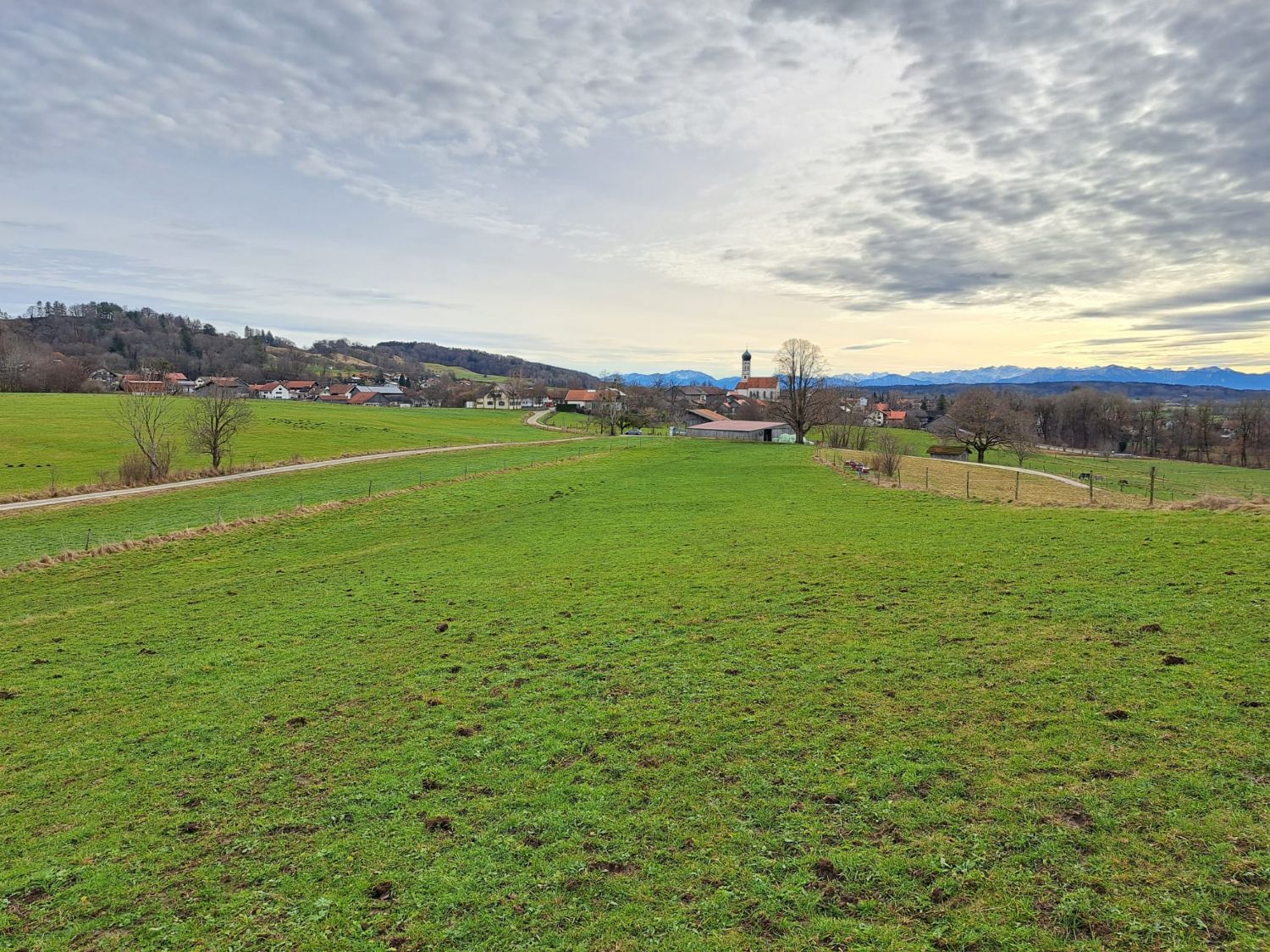 Herrlicher Panoramablick auf die Ortschaft Pähl und die Bergregion